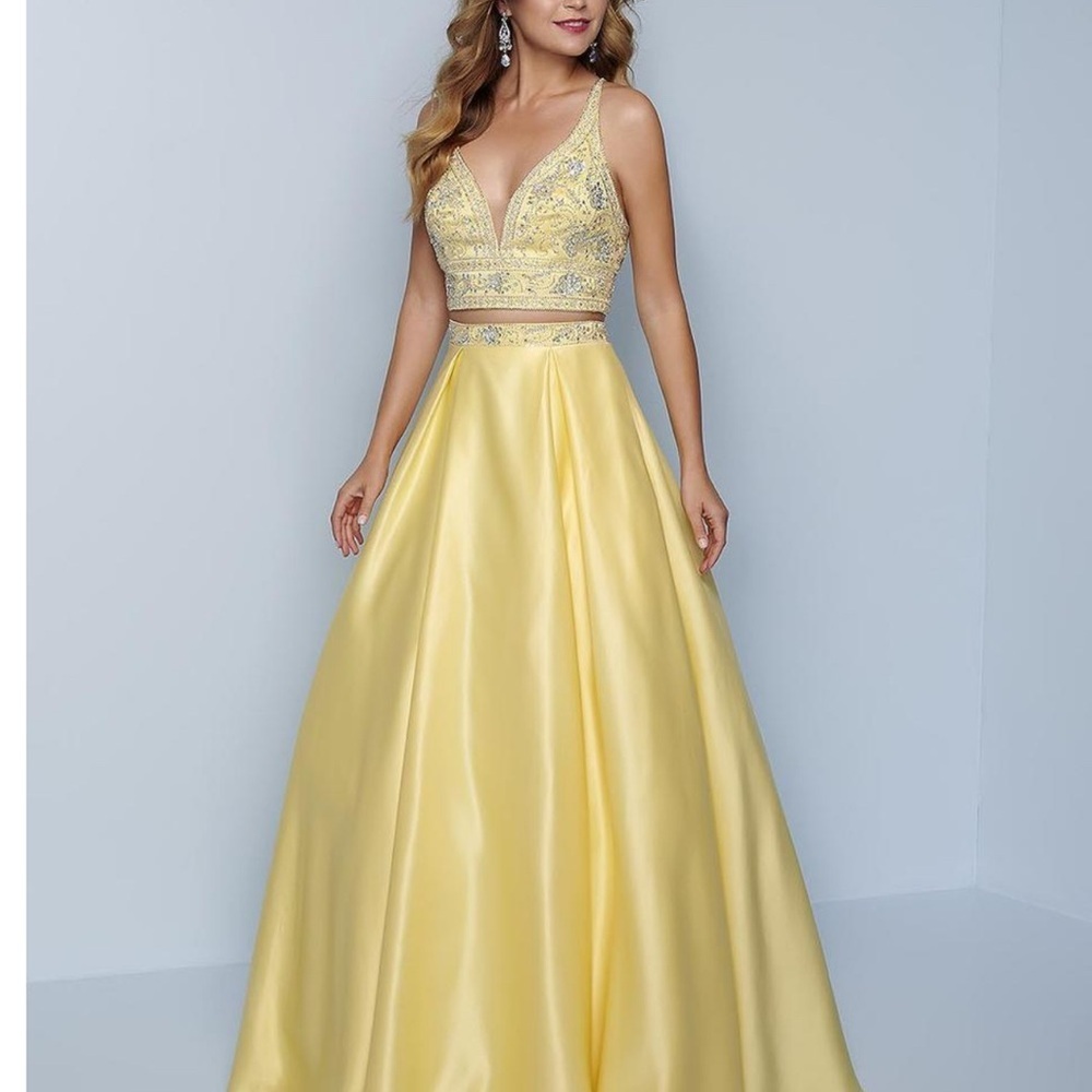 SPLASH PROM by Landa Elegant Yellow Evening Gown size 8 runs small. New